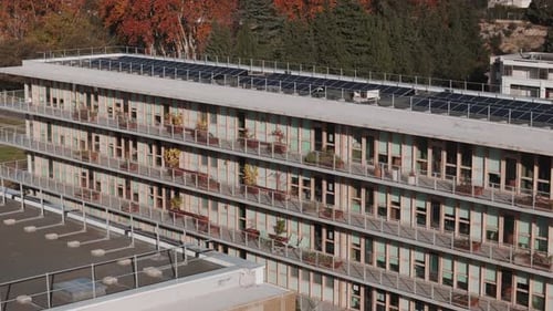 Fachada del apartamento, mezcla de estética moderna y mezcla de tonos neutros