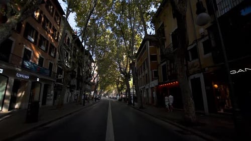 Caminando por la calle en Palma de Mallorca, Mallorca.