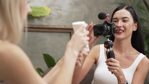 Vídeo tutorial de belleza y cosmética para una mujer joven haciendo contenido. Relajarse