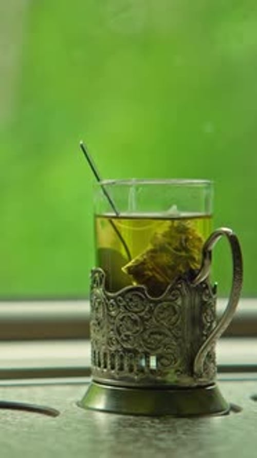 Thé vert dans un verre sur une table dans un train en marche