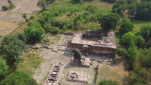 Vue aérienne par drone des anciens temples hindous de Shiv et du monastère du Terai avec Stepwell à Shivpuri of Mad