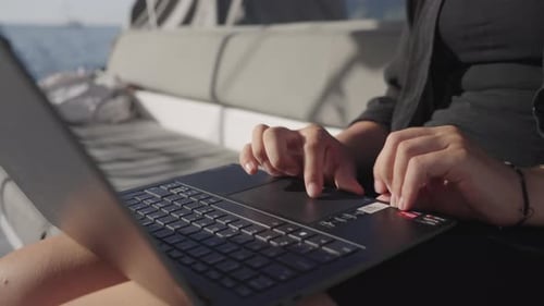 Closeup de mulher sentada usando laptop ao ar livre