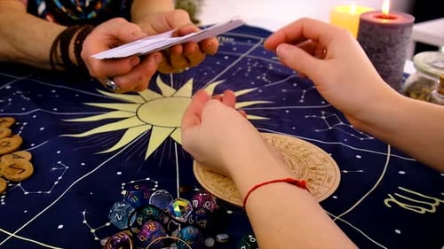Une voyante lit des cartes de tarot