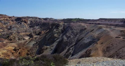 Plan panoramique extra large montrant la grande mine à ciel ouvert de la mine de cuivre de Mynydd Parys Mountain.