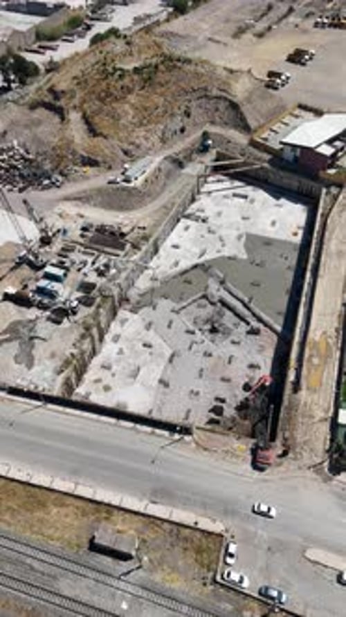 4K-Luftaufnahmen einer aktiven Baustelle mit schwerem Gerät