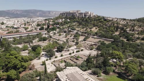 Restos de la antigua ágora romana de Atenas, Grecia; elevador de retroceso aéreo