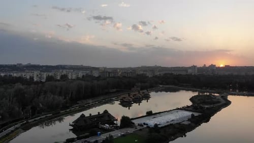 Vista aérea de la puesta de sol en el centro de la ciudad de Dnipro en Ucrania