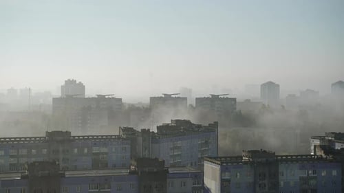 Manhã nublada de outono em área residencial densamente povoada da cidade grande