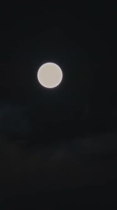 Vertikaler Mond, der sich zwischen Wolken bewegt, Zeitraffer