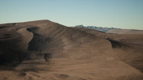 Luftaufnahme auf großen Sanddünen in der Sahara bei Sonnenaufgang