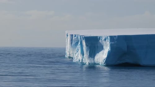 Tabellarischer Eisberg an einem sonnigen Tag in der Antarktis