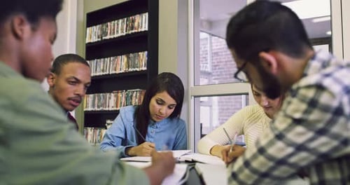 4K-Videomaterial einer Gruppe junger Universitätsstudenten, die zusammen studieren