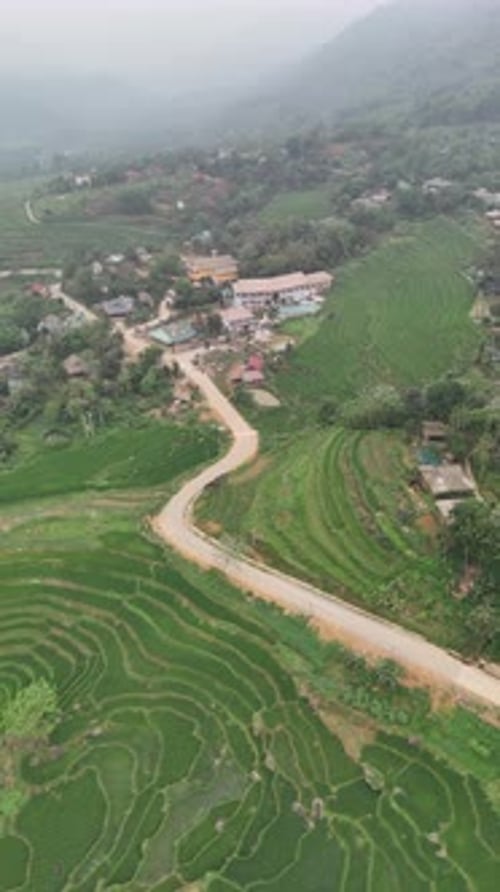 Des rizières nichées dans le paysage karstique montagneux accidenté de Ha Giang, dans le nord du Vietnam