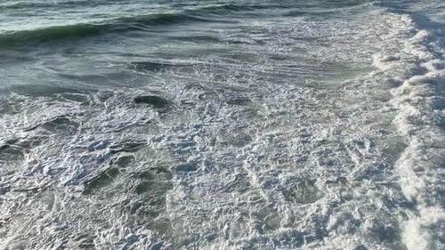 Ondas do mar com espuma perto da costa