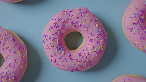Pink Donuts Sprinkles Glasierte Süße Leckereien, Backwaren, leckeres Essen, pastellblauer Hintergrund