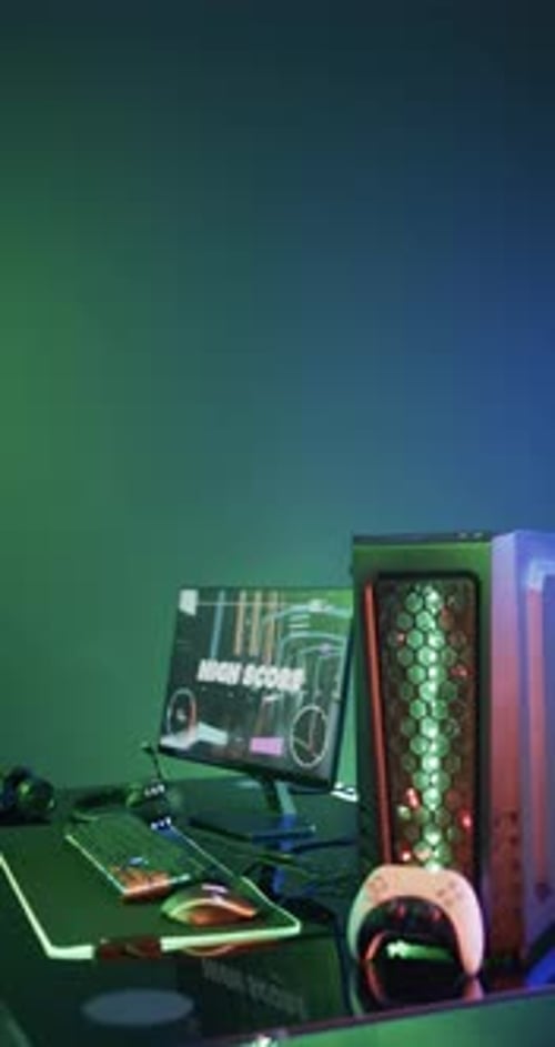 Vertikales Video von Videospiel-Computergeräten auf grünem Neonhintergrund