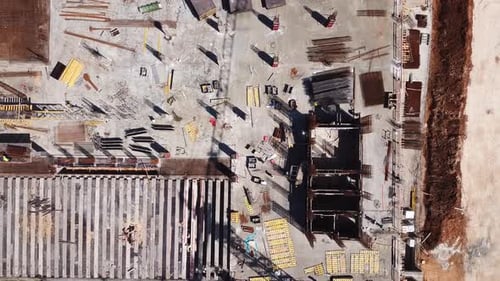 Vista aérea de un sitio de construcción con grúas en funcionamiento