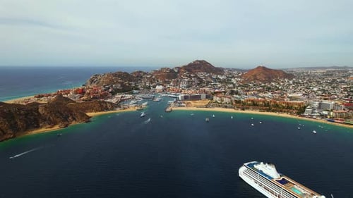 Vista aérea de un crucero hacia el paisaje urbano de Cabo San Lucas, México