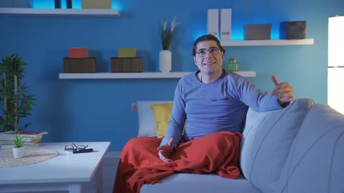 Jeune homme qui réfléchit et calcule avant de se coucher le soir.