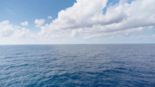 Ruhiger Meerblick mit bewölktem Himmel, ruhige Wasserlandschaft