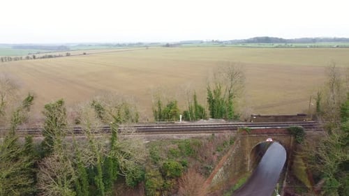 Drohnenaufnahmen, die entlang von Bahngleisen fliegen, einschließlich einer Brücke in Kent.
England