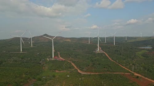 Luftaufnahmen von Windturbinen, die saubere erneuerbare Energie in einem Windpark erzeugen.