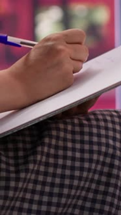 Une adolescente fait des progrès en matière d'amour de soi et d'acceptation de soi pendant la thérapie