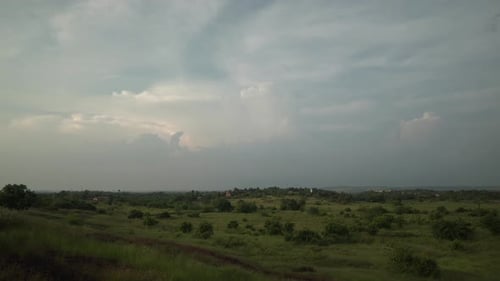 Statische Weitwinkelaufnahme einer wunderschönen Landschaft während eines Sonnenuntergangs mit schnell vorbeiziehenden Wolken