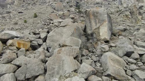 Felsiger Berghang mit Anzeichen von Erosion und Erdrutsch