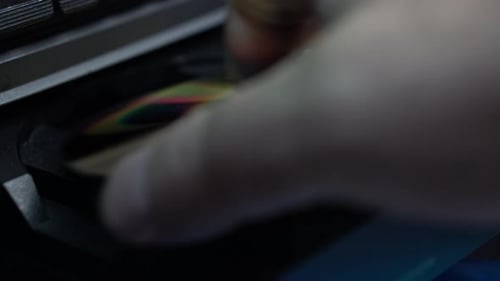 CD in den CD-Player einlegen und Musikwiedergabe starten, Nahaufnahme