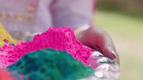 Nahaufnahme verschiedener Holi-Farben in Thali