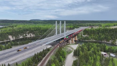 Luftaufnahme der Güterzug-Überquerungsbrücke in abgelegener Lage