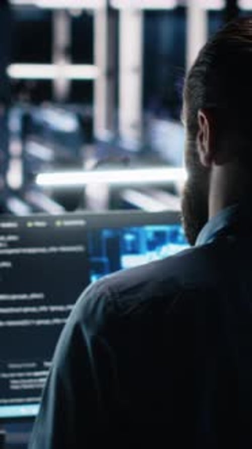 Informatiker im vertikalen Videorechenzentrum verwendet PC zur Überwachung neuronaler Netzwerke mithilfe von KI LLM