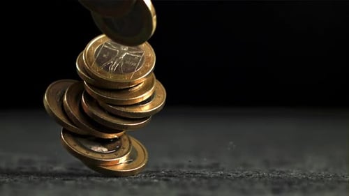 Fallende Euro-Münzen an der Oberfläche