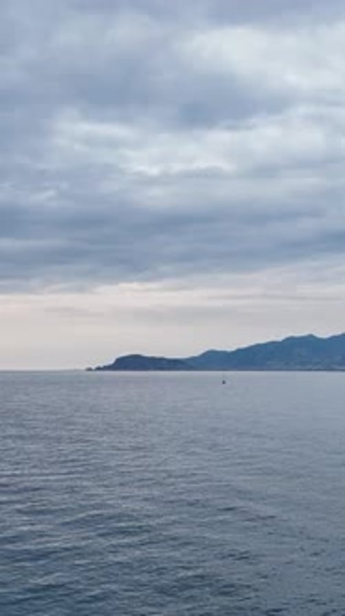 Vídeo vertical, fascinante textura marina a cámara lenta, perfecta para fondos de pantalla en vivo