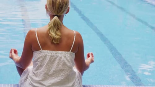 Femme méditant près de Pool American