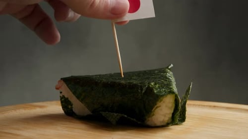 Die japanische Flagge steckt auf dem Onigiri, Symbol für authentischen japanischen Reissnack aus der Region