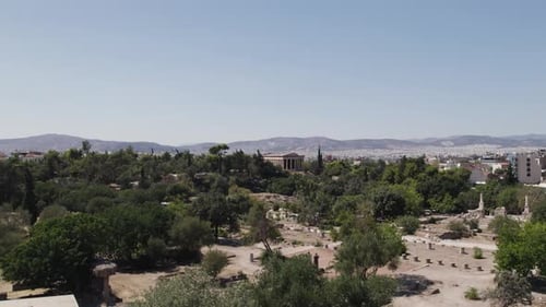Zumbido sobrevuela las copas de los árboles y revela la antigua Ágora de Atenas, sitio histórico, Grecia