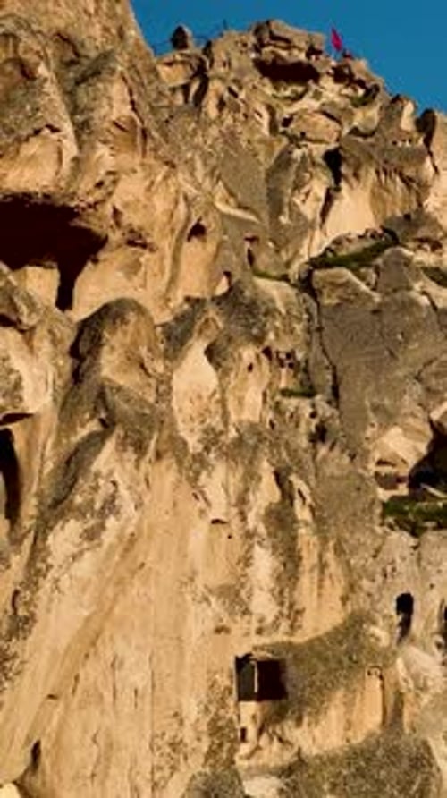 Vidéo verticale : vue imprenable sur le château d'Uchisar dans le parc national historique de Göreme en Cappadoce