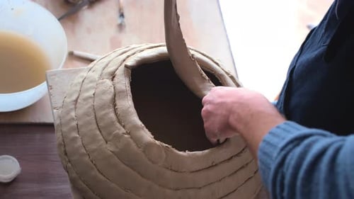 Ein talentierter männlicher Bildhauer oder Töpfer kreiert eine Vase oder ein Gefäß, Hobbys für die Freizeit, kleine Unternehmen, A.