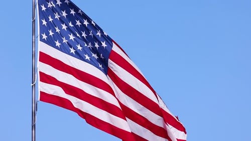 US-Flagge auf einem Fahnenmast, der im Wind weht