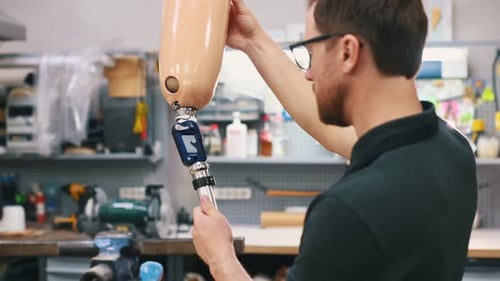 Einstellung der Dichtheit der Prothese. Techniker, der in einem modernen Labor arbeitet