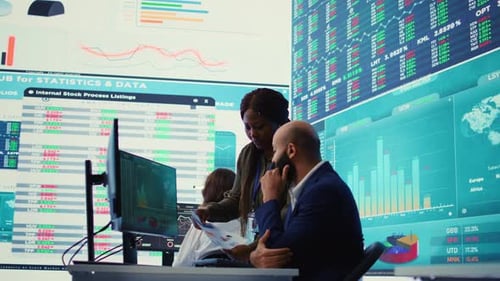 Analistas de negócios diversos trabalhando para avaliar custos e criar uma projeção