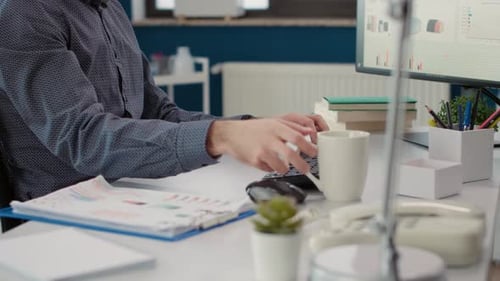 Chef de projet travaillant avec des statistiques financières sur ordinateur