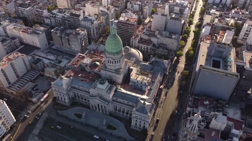Vista aérea de arriba hacia abajo sobre el edificio histórico del Palacio del Congreso Nacional de Argentina, Buenos Aires