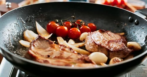 Kochen, Steak und Pfanne im Restaurant mit Braten, Gemüse und Kräutern für den Geschmack der Speisen