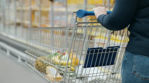 Vista lateral de um carrinho com mantimentos sendo transportados em um Supercat