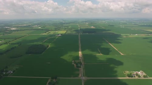 Indiana, alrededor de 2019. Vista aérea de las tierras de cultivo rurales de Indiana. Desde Helicopter With