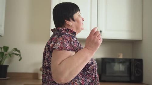 Mujer alegre bailando libremente en la cocina, personaje burbujeante que gira alegremente dando vueltas en pura alegría