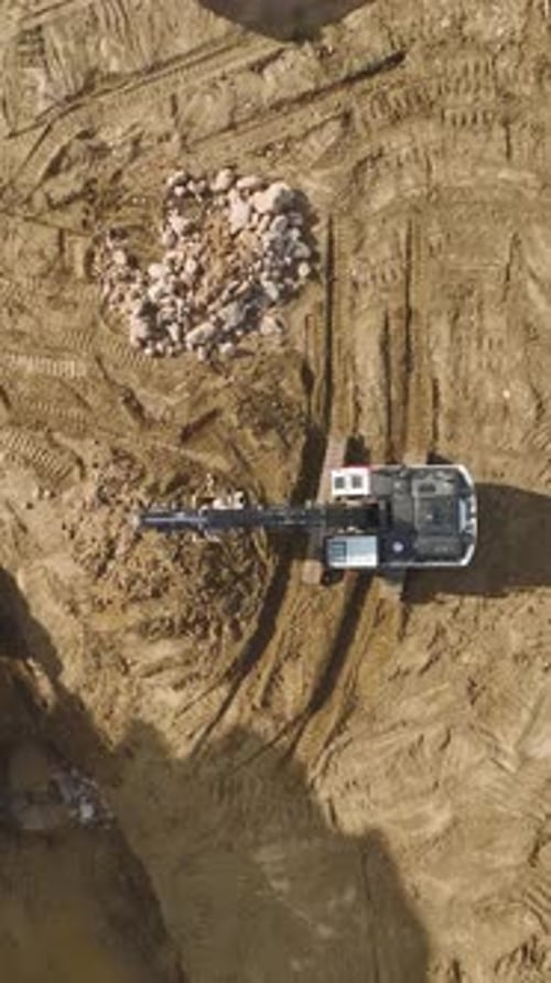 Eine dynamische Baustelle, auf der Arbeiter und Ausrüstung bei der Fundamentvorbereitung zusammenarbeiten